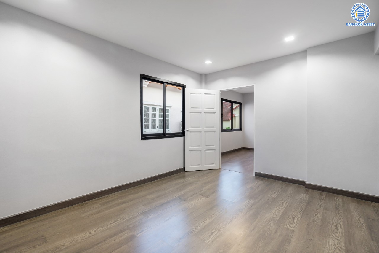 คฤหาสน์ตกแต่งใหม่ คุณภาพ LH ม.ชลลดา บางบัวทอง แปลงมุม เนื้อที่ 121 ตร.ว. ตกแต่งหรูหรา ตอบโจทย์ครอบครัวใหญ่ ด้วยฟังก์ชัน 4 ห้องนอน 6 ห้องน้ำ 1 ห้องอเนกประสงค์ 1 ห้องแม่บ้าน จอดรถได้ถึง 4 คัน มีสนามหญ้าด้านข้างกว้างขวาง พร้อม Facilities ครบ! บนทำเลคุณภาพ เชื่อมต่อได้หลายเส้นทาง ใกล้เซ็นทรัลเวสต์เกต และรถไฟฟ้า "สถานีบางพลู"